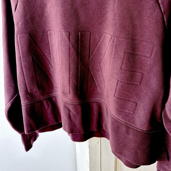 🔥Nike | Women's Burgundy ‘Versa’ Embossed Logo Cropped Sweatshirt, side slits, M - Picture 8 of 15